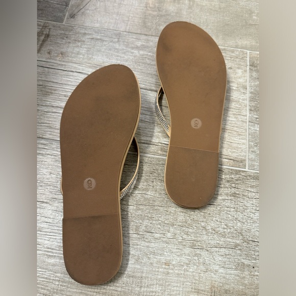 Women's Shade & Shore Cali Flip Flop Sandal in Silver - Picture 3 of 3